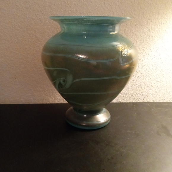 EXQUISITE Signed Tom Stoenner Hand Blown 12" Luster Art Glass Squat Vase. - Picture 6 of 6